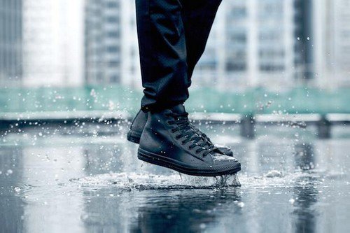 Làm thế nào để bảo quản giày da không bị mốc trắng ẩm ướt?